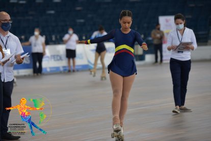 Tiene varios años en el patinaje artístico y cursa el tercer año de bachillerato.