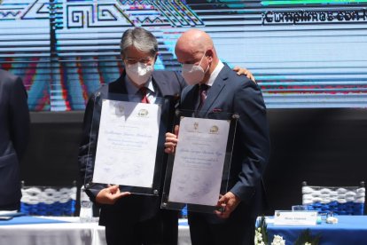 El mandatario electo recibió junto a Alfredo Borrero las acreditaciones como ganadores de la segunda vuelta.