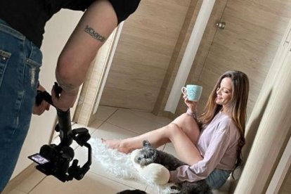 Ana Cristina junto a Yoda en la grabación de uno de los programas de Dog Mom Tv.