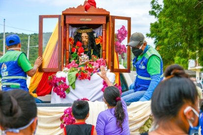 Varios creyentes anhelan que el santo escuche sus ruegos.