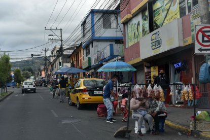 Sobre la avenida La Ecuatoriana se han instalado puestos de venta. Ocupan las veredas y el asfalto