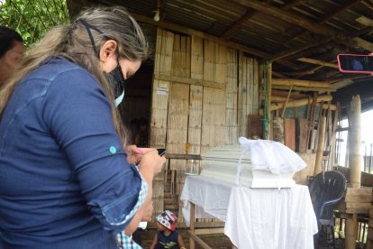 Con sábana blanca cubrieron la mesa donde colocaron el cofre de la menor de edad.