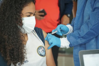Betzabeth Briones, defensa del Guayaquil City, estrenó la vacunación en los futbolistas de la Superliga femenina y de la Serie A.