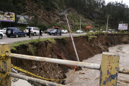 hicieron una inspección al estado del puente de Guancarcucho que conecta a la vía Cuenca-Azogues con la Panamericana Norte.