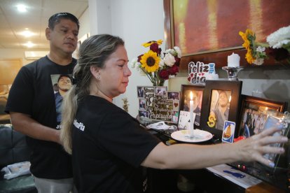 1.  Audry Pita y Edgar Mena aún no hallan consuelo tras la muerte del tercero de sus hijos, Leonardo Sebastián. Su madre prendió una vela al recordar el primer año de su partida.