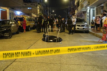 Según testigos, los atacantes iban a pie. El cadáver quedó en una pequeña pendiente.