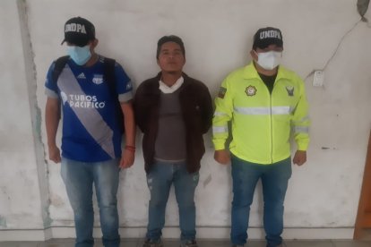 El supuesto violador (centro) ya está entre rejas a la espera de ser procesado.