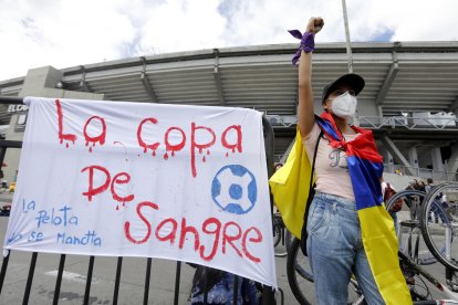Manifestantes colombianos se ubicaron ayer en los exteriores del estadio El Campín de Bogotá, para rechazar la Copa América en su país.