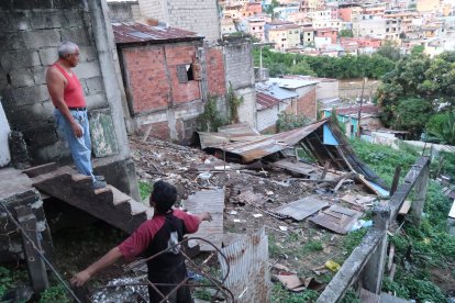 El domicilio se encontraba en una pendiente. Los afectados creen que las lluvias del pasado lunes debilitaron la estructura de madera.