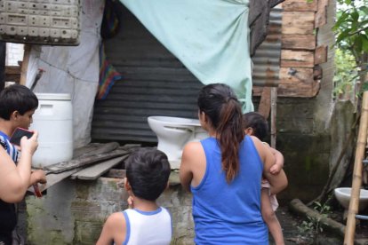 La menor de edad desapareció y por las zapatillas dejadas cerca del pozo séptico la encontraron.