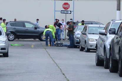 El asesinato habría sido perpetrado por un motociclista. El difunto no tiene antecedentes penales.