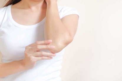 Frotar un algodón con leche y enjuagar, ayudará a reducir la resequedad.