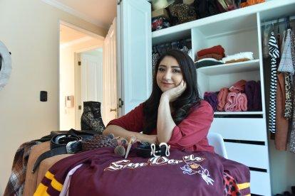 A Lorena Barrera le encanta la moda ochentera con blusas y pantalones altos.