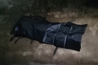 Los moradores encontraron el cuerpo de la víctima a 200 metros del vehículo.