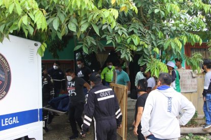 Momentos en que procedían al levantamiento del cuerpo de Byron Yagual.