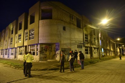 Las ventanas y paredes están llenas de grafitis. Además de que las viviendas siguen en obra gris.