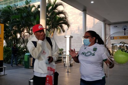 El jugador Joao Plata, junto a una seguidora, al arribar al aeropuerto de Guayaquil.