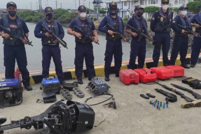 Guardacostas repelieron ataque de presuntos delincuentes y recuperaron objetos robados.