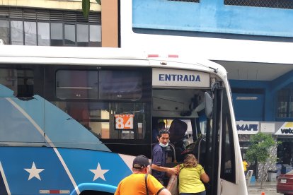 Algunos usuarios se treparon ‘al vuelo’ a los buses. No querían quedarse  botados y sin el servicio de transportación pública.
