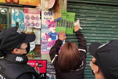 Las autoridades colocaron el sello de clausura a los negocios que incumplían la norma.