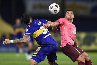 Mario Pineida (d) fue una de las figuras que tuvo Barcelona, en el empate ante Boca Juniors.