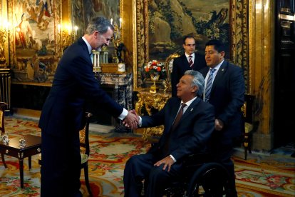 El Rey Felipe recibiendo al presidente Lenín Moreno en su visita a España en 2019.