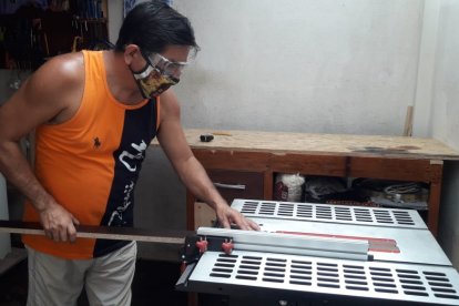 ‘Camellador’, así se define Paco, quien hace de todo para alimentar a su esposa e hijas.