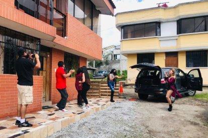Patty Ray realizó serenatas por el Día de la Madre, a domicilio.