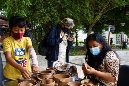 Los nietos de América Orrala mostraron la habilidad para confeccionar objetos de barro.