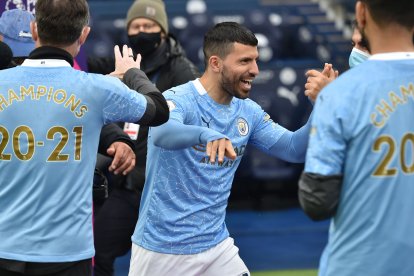 Sergio Aguero anotó dos goles, en la goleada (5-0) que el Manchester City le propinó al Everton.