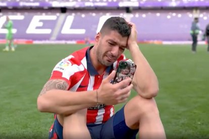 Luis Suárez se emocionó al hablar con su familia, luego de haber alcanzado el título de la Liga de España, con el Atlético de Madrid.