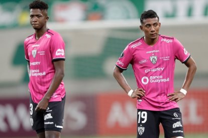 William Pacho (i) de Independiente estaría siendo pretendido por varios clubes de Europa.