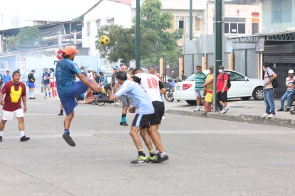 Los 'peloteros' se reúnen los sábados desde las 16:00. El índor es una tradición de varias décadas en el sector.