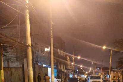 En esta esquina fueron baleadas cuatro personas, mientras jugaban naipes. La Policía llegó al sitio del suceso.