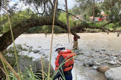 A los bomberos se unió Cruz Roja y la Policía Nacional para la búsqueda.