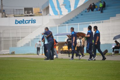 Santiago Escobar volvió al banquillo de Católica en la goleada 3-0 a Orense. Sus pupilos le dedicaron el triunfo.