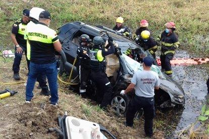 El vehículo se habría estrellado junto a un puente, para luego terminar en una zanja.