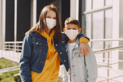Luego de diversos rumores los profesionales de la salud aclaran que no hay ninguna contra indicación en el uso de mascarillas en niños y jóvenes.