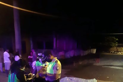 El cuerpo de la víctima quedó en la calzada.