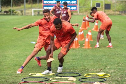 Nixon Molina y Byron Castillo de Barcelona, están listos para enfrentar a Santos.
