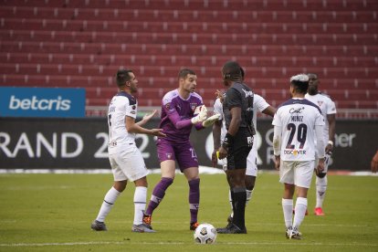 Adrián Gabbarini (c) es el líder de los albos que no ha tenido un buen primer semestre.