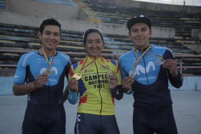 Miryam Núñez posa feliz con sus medallas junto a sus compañeros del Movistar Team Ecuador.