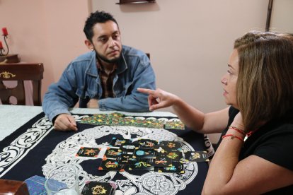 Paulina Paredes creó su modelo de tarot alquímico. Ella narra sobre cómo las cartas han podido ayudar a los infectados.
