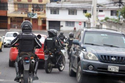 La mañana de ayer aparecieron cuatro policías motorizados por la calle Caluma.