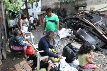 Cuatro niñas y una anciana fueron rescatadas de entre las llamas por sus familiares