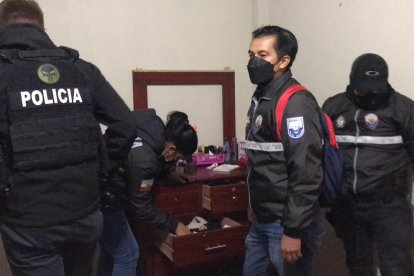 Agentes policiales hallaron objetos presuntamente robados dentro de uno de los domicilios.