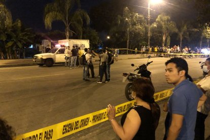 La policía acordonó el área y fijó los indicios balísticos encontrados.