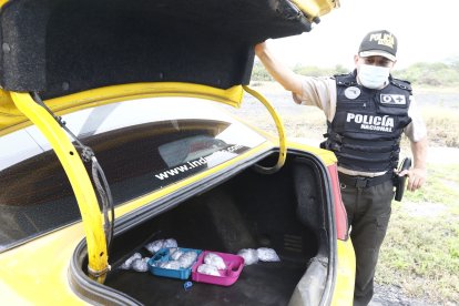 En el portamaletas, el sospechoso portaba sustancias estupefacientes.