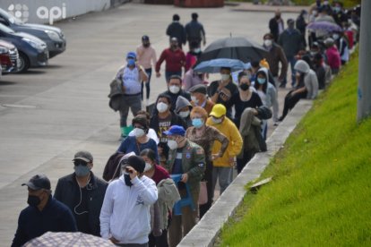 Gran cantidad de personas con discapacidad se acercaron a la Unidad Educativa Manuela Garaicoa de Calderón, en Cuenca, para recibir su segunda dosis contra el COVID-19.