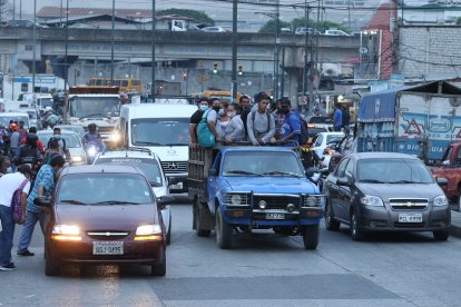 Camionetas son utilizadas para transportar a los ciudadanos, esto por falta de buses urbanos pasado el mediodía